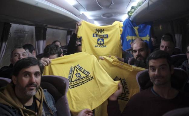 Trabajadores de Alcoa Avilés participan en la manifestación de La Coruña contra el cierre de plantas