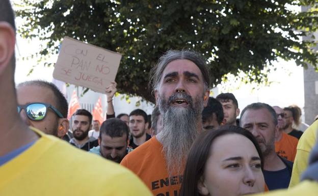 6.000 personas se manifiestan en La Coruña contra el cierre de Alcoa y «por el futuro de la industria»
