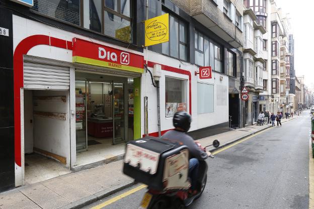 Un comerciante de Gijón persigue a tres ladronas de su supermercado y logra su detención