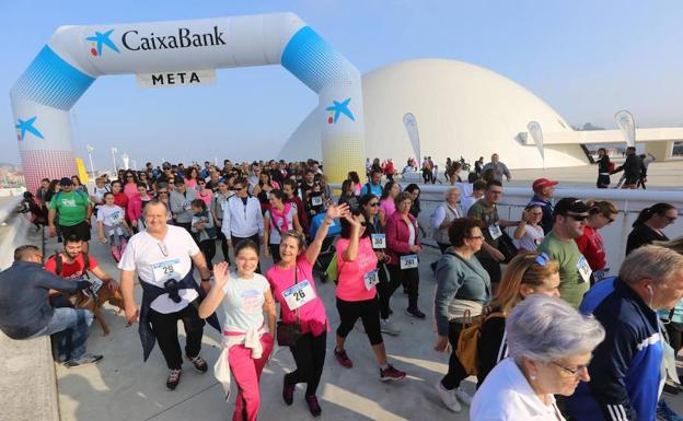 Quinientas personas caminan con LA VOZ DE AVILÉS y Cruz Roja en la tercera Marcha Familiar