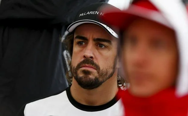 Fernando Alonso, con gesto serio en el 'paddock'. /Reuters