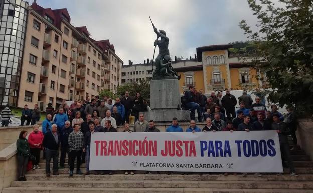 Se encierran tres mineros en el Ayuntamiento de Cangas del Narcea