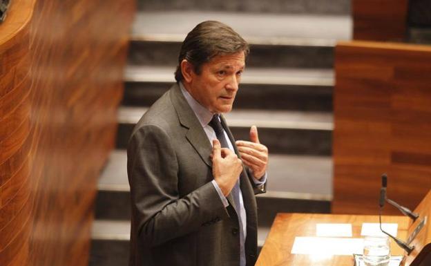 Javier Fernández a Podemos: «Yo permití gobernar a Rajoy, pero ustedes antes que lo hiciera Cascos en Gijón»