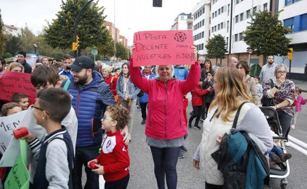 Concentración por la mejora del pista de fútbol del Montevil