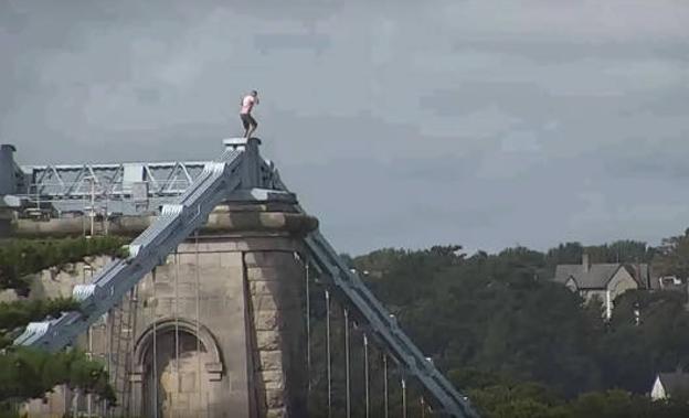 Se niegan a servirle más alcohol en un bar y se sube a lo alto de un puente de 45 metros