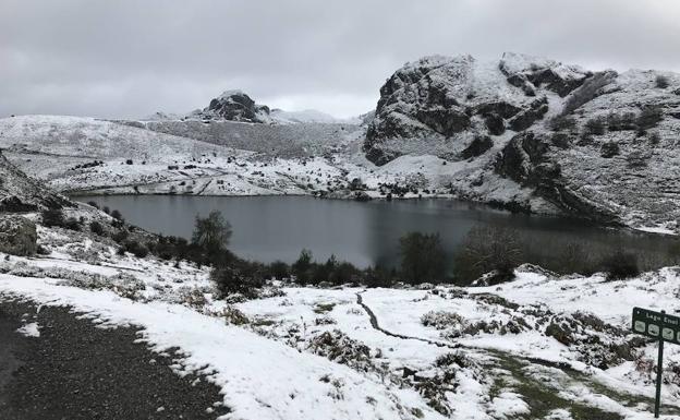 El temporal complica la salida de Asturias y deja temperaturas de tres grados bajo cero