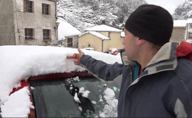 Los vecinos de Tielve no recuerdan una nevada tan temprana