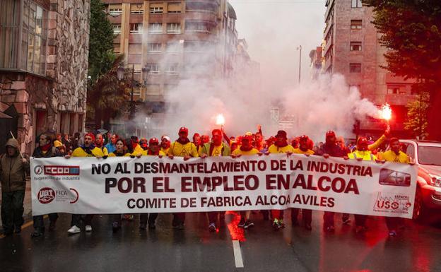 El Comité Europeo de Alcoa demanda a la multinacional por el cierre de las plantas de Avilés y La Coruña