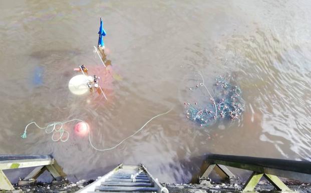 Se hunde un barco pesquero en el puerto de Viavélez