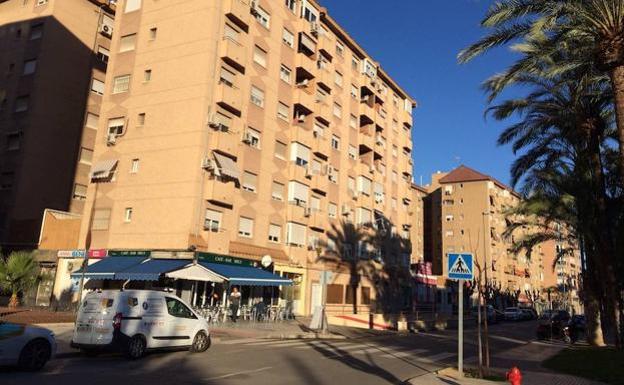 Una mujer se lanza desde una sexta planta con su hijo de 4 años en Murcia