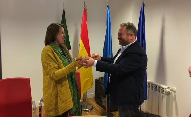 Sandra Cuesta, primera alcaldesa de Colunga, asume el cargo con compromiso de diálogo