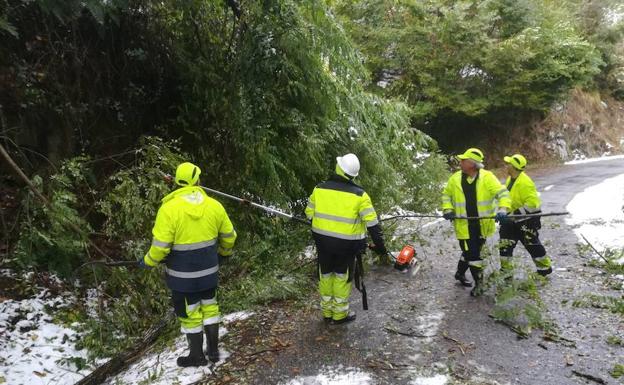 El Principado contabiliza 494 incidencias por el temporal y rechaza las acusaciones de falta de previsión