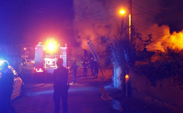 Alarma en Gijón por un fuego descontrolado que calcinó un tendejón