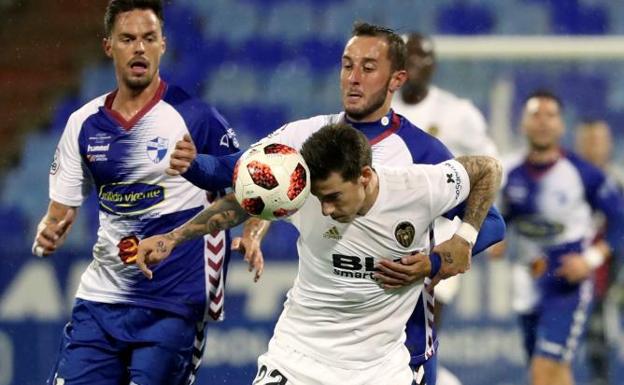 Santi Mina rescata al Valencia ante el Ebro