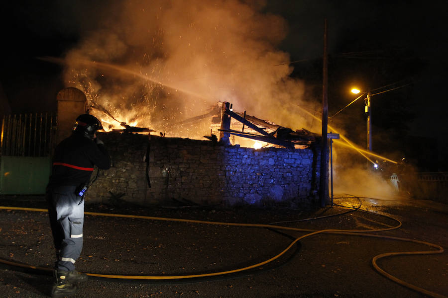 Incendio en un tendejón en el barrio de Roces, en Gijón