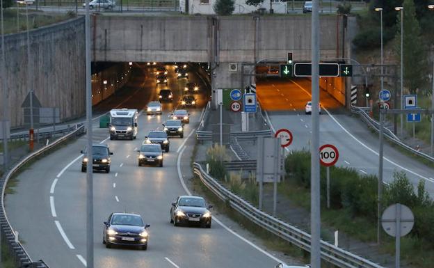 El túnel de Villaviciosa, la unión de la A-8 con la A-64 y los accesos a Covadonga, puntos conflictivos para el puente