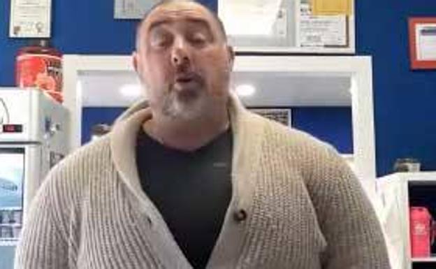 Un ovetense indignado con Dani Mateo le reta a sonarse con la bandera asturiana