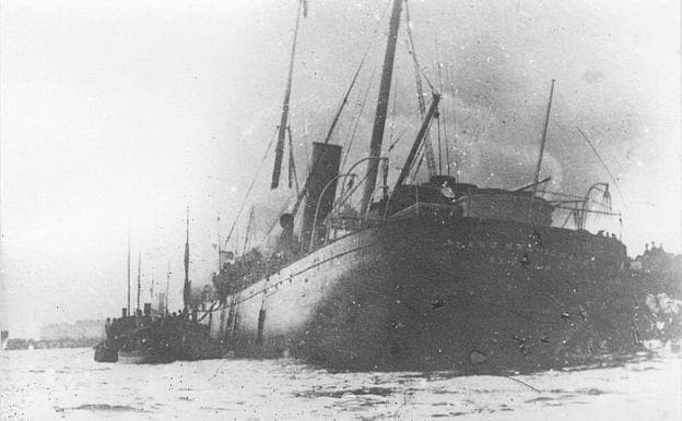 Incendio en el vapor 'Cabo Machichaco' el 3 de noviembre de 1893, previo a la explosión de las 51 toneladas de dinamita. / E. C.