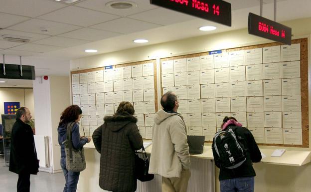 Uno de cada veinte asturianos vive del salario social, la cifra más alta registrada en la región