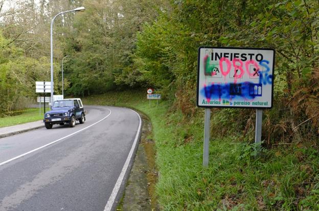 Aparecen pintadas contra el lobo en los carteles de entrada a Infiesto desde Caso