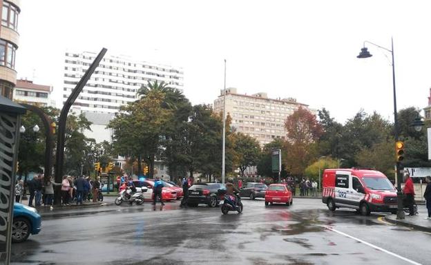 Un conductor que cuadruplicaba la tasa de alcohol arrolla a un motorista en Gijón