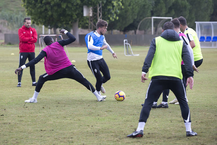 Entrenamiento regenerativo del Sporting en Málaga