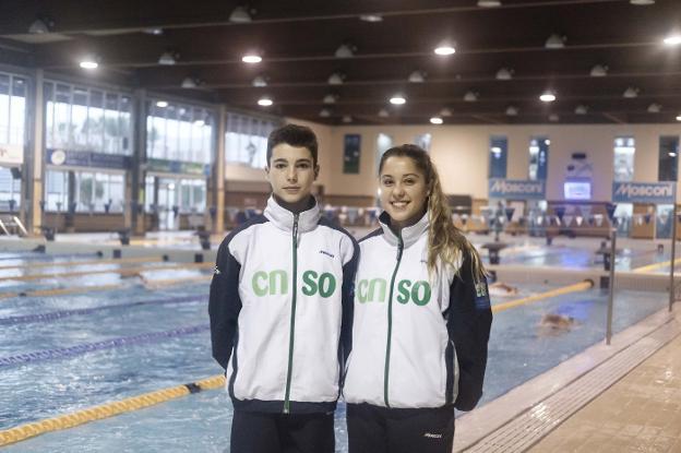 Hermanos y compañeros en la piscina