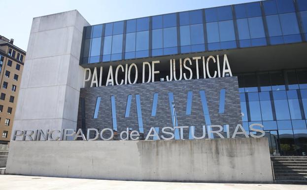 Afronta cinco años de cárcel por vender droga desde la ventana de su casa en Gijón con una caña de pescar