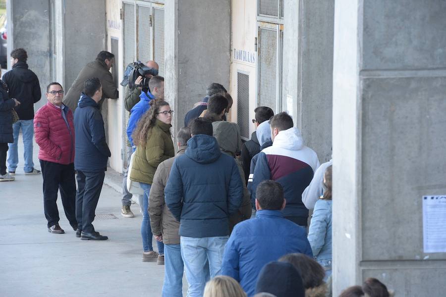 Colas para conseguir las entradas para el derbi Real Oviedo - Sporting