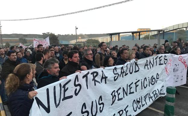 Apoyo masivo a los intoxicados por mercurio en una manifestación hasta la factoría de AZSA