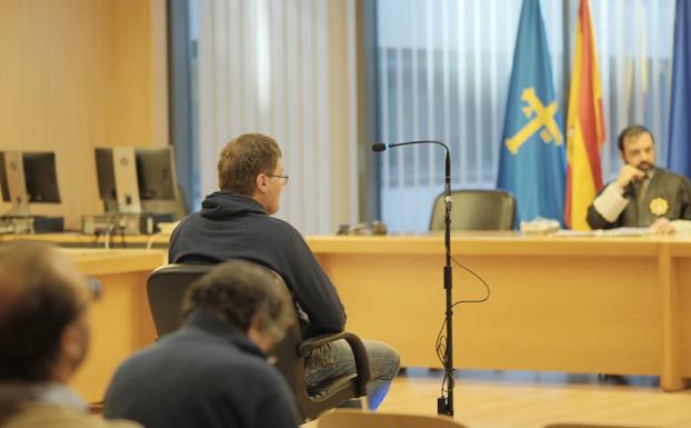 Acepta tres años de cárcel por vender cocaína por la ventana de su casa de Gijón usando una caña de pescar