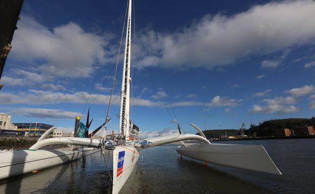 El mal tiempo obliga a un trimarán a atracar en la ría de Avilés