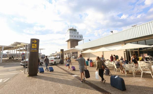 El Principado presentará «a la mayor brevedad» una nueva licitación para potenciar la conectividad del aeropuerto de Asturias