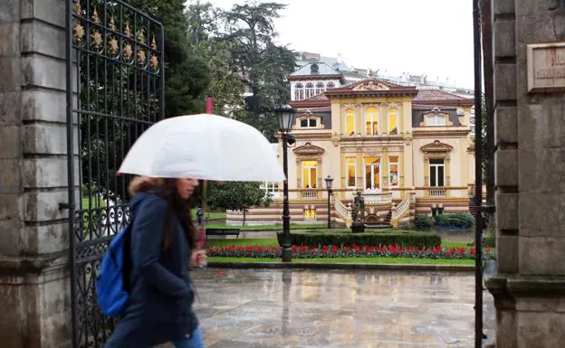 El palacete de Villa Magdalena ha costado 68 millones de euros a la ciudad de Oviedo. Hoy es una biblioteca. / ALEX PIÑA