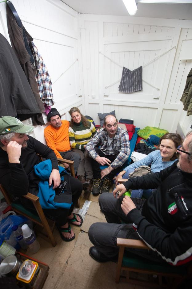 Un cuarto trabajador se suma a la huelga de hambre de los intoxicados por mercurio en AZSA