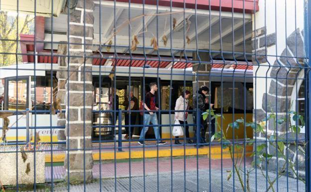 El alcalde de Mieres exige una solución a Ábalos ante el «caos» de Feve