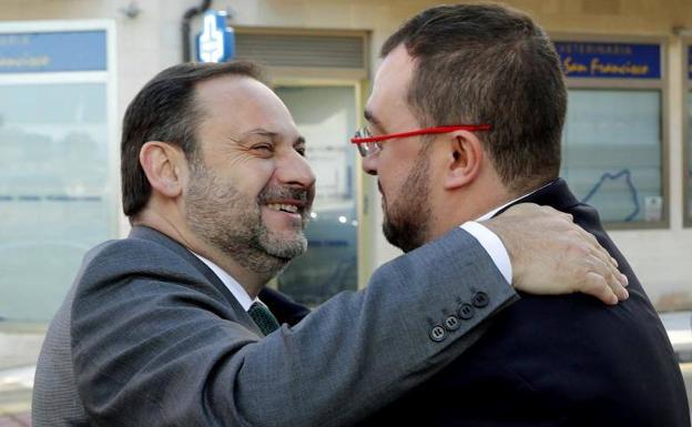 Ábalos presume de cercanía con Asturias: «En cuanto he podido, he venido»