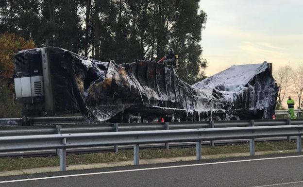 El incendio de un remolque corta la A-8 en Llanes durante diez horas