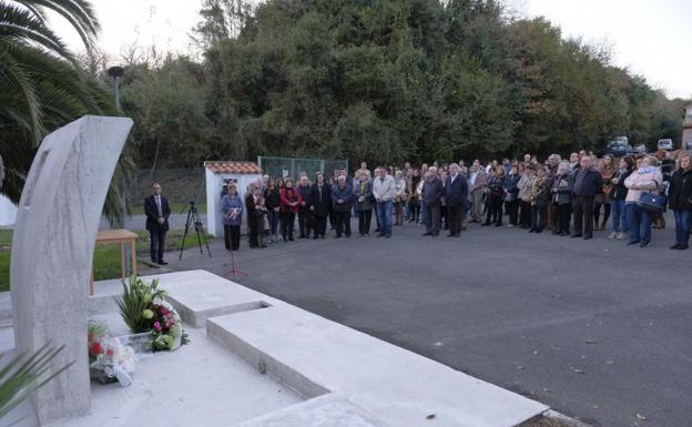 Colombres rinde homenaje a las víctimas del accidente de Buelna