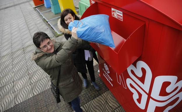 Asturagua se suma a la iniciativa de Cogersa para la recogida de ropa, calzado y complementos