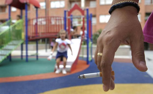 Sanidad estudia prohibir el consumo de tabaco en eventos al aire libre y vehículos con niños