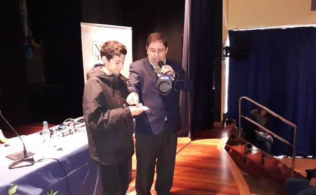 «En un futuro inmediato cargaremos los móviles y los coches sin cables»