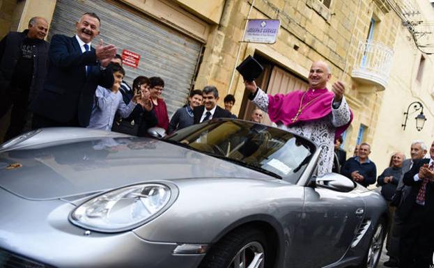 Reciben en Malta a un arzobispo en un Porsche empujado por niños