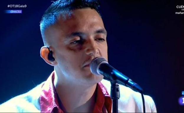 C. Tangana la lía en 'OT 2018': se toma un vaso de whisky, canta y se va sin responder a las preguntas de Roberto Leal