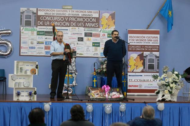 El público llena La Nueva para seguir el concurso de tonada