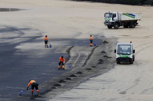 Oposición y vecinos exigen al Ayuntamiento ahondar en el origen del carbón de la playa