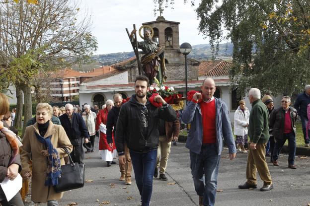 Voladores y castañas para honrar al patrón de Ceares
