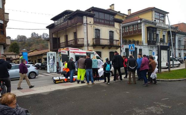 Un coche arrolla a un niño de 5 años en pleno centro de Infiesto