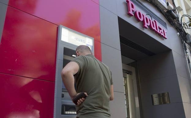 Un matrimonio de Gijón recuperará lo invertido en acciones del Banco Popular