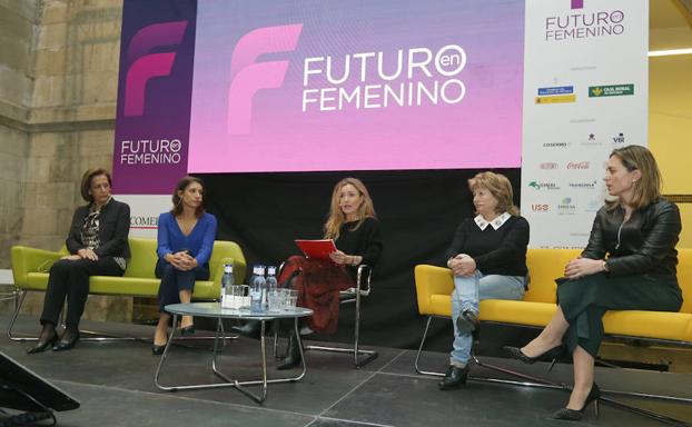 María Calvo, Mercedes Cruzado, Nuria Bravo y Antonia Martínez comparten sus experiencias en una mesa redonda